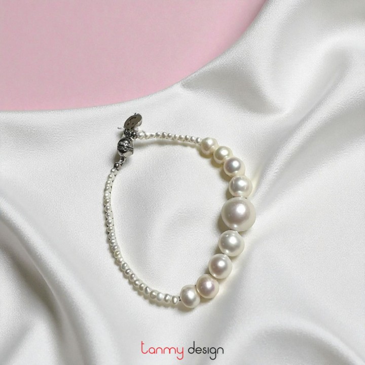 Vòng tay ngọc trai to nhỏ khuy nam châm charm chữ L bạc